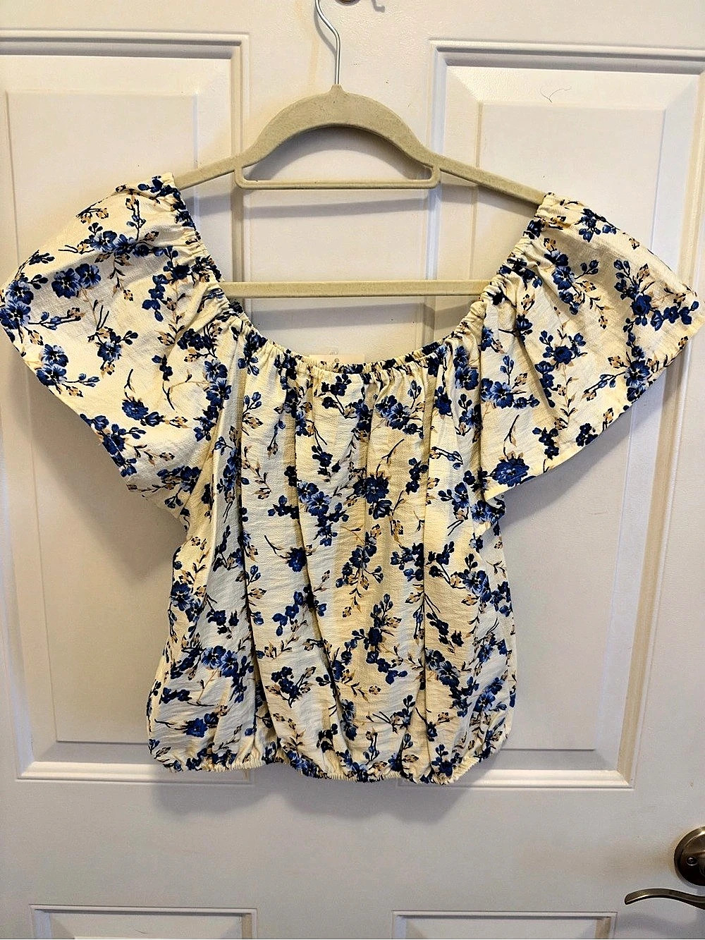 a new day Floral Short Sleeve Blouse in Cream & Blue Size Small NWT